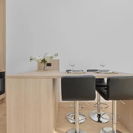 Tasteful With Free Garage And Balcony By Renters ヴロツワフ