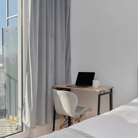 Tasteful With Free Garage And Balcony By Renters アパート